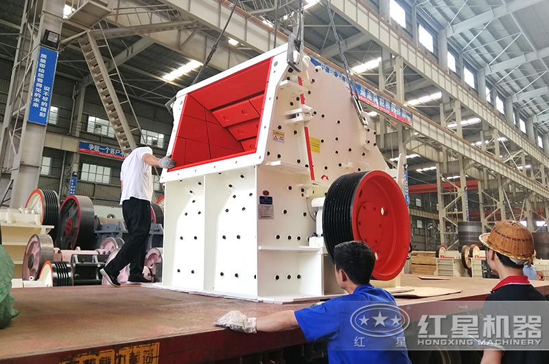 天博破碎机设备装货中 天博破碎机设备装货中